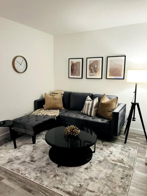 Walking Distance To St Boniface, Easy Parking Villa Winnipeg Exterior photo