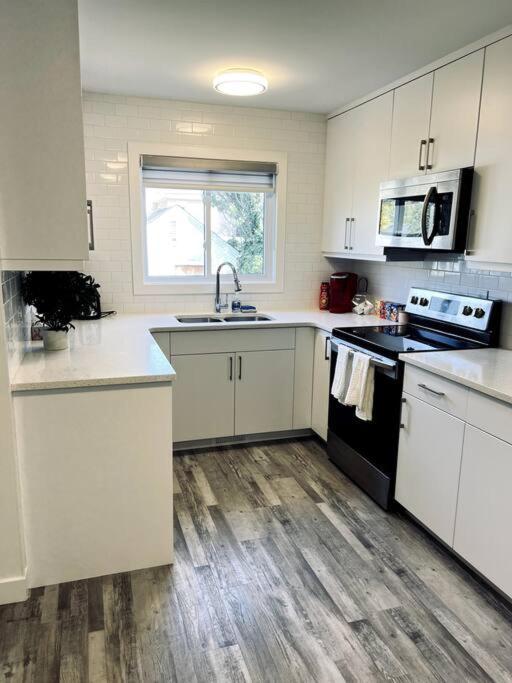 Walking Distance To St Boniface, Easy Parking Villa Winnipeg Exterior photo