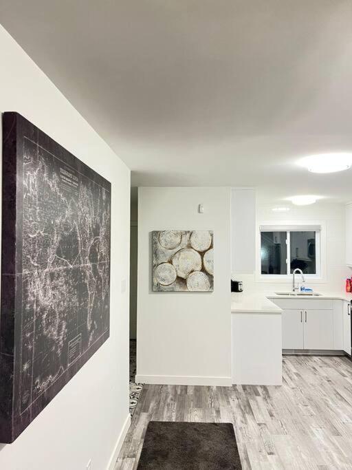 Walking Distance To St Boniface, Easy Parking Villa Winnipeg Exterior photo